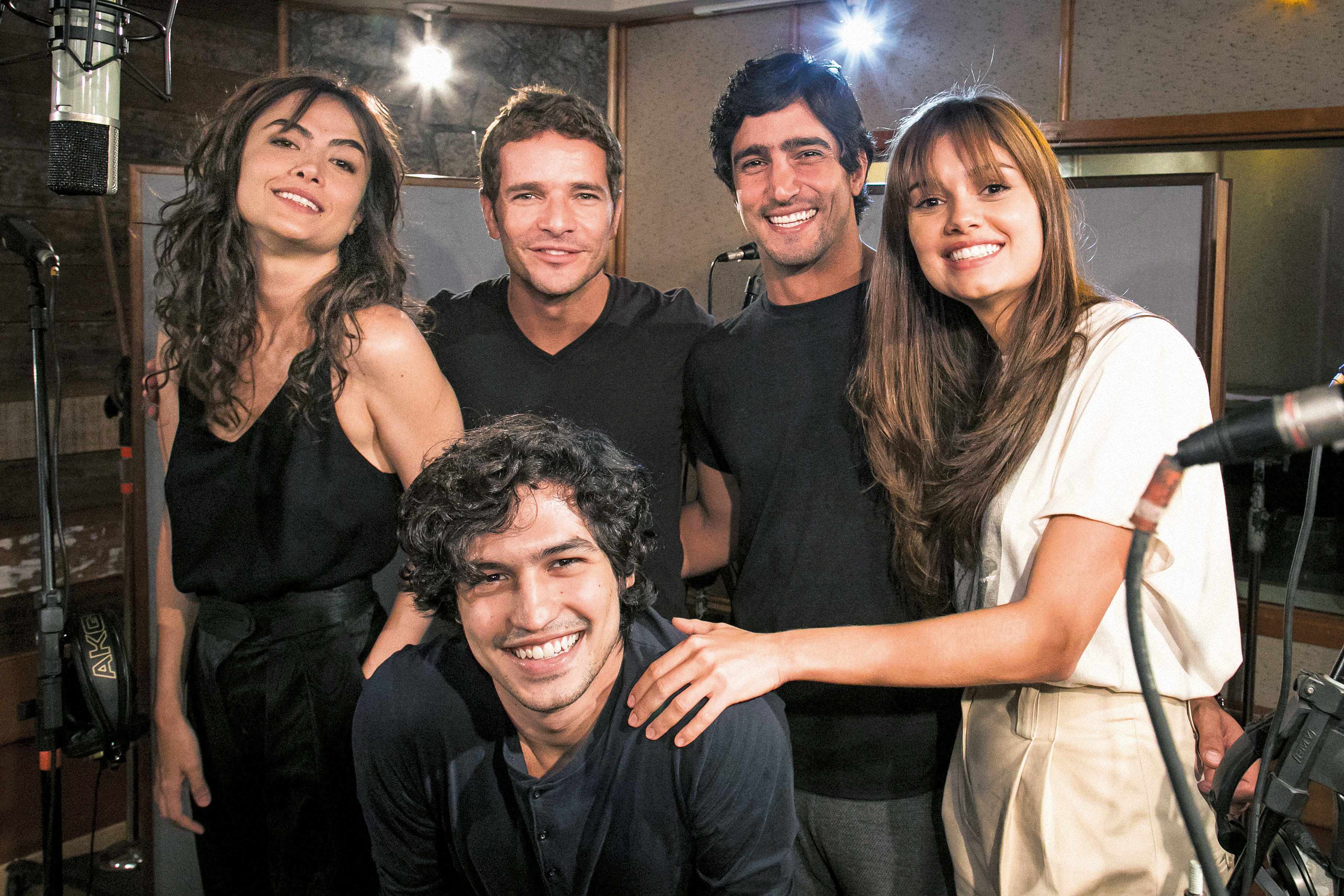 Escavação Musical  Maria, Oliveira, Góes, Sophie e Leone gravando o tema de abertura