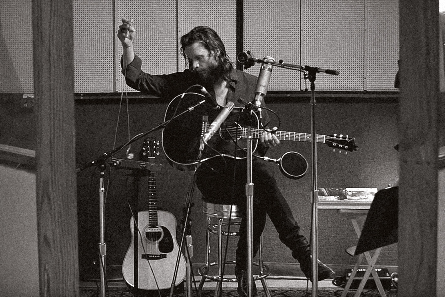 Pensativo  Father John Misty reflete sobre a sociedade em novas canções