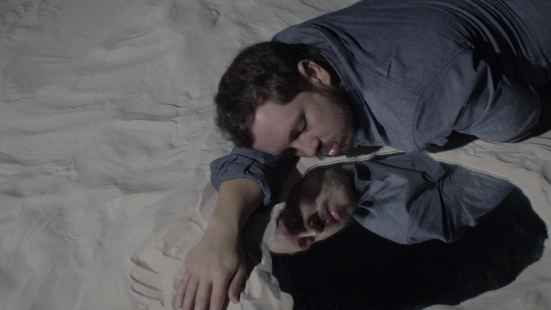 Barro em cena do clipe de "Ficamos Assim".