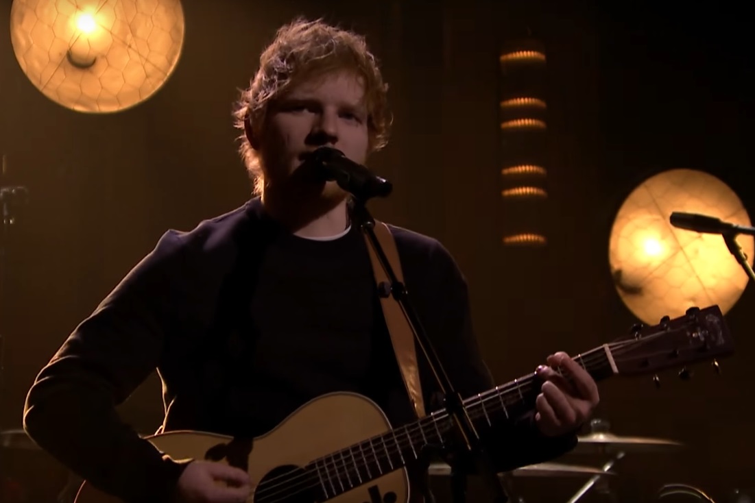 Ed Sheeran em apresentação no programa The Tonight Show