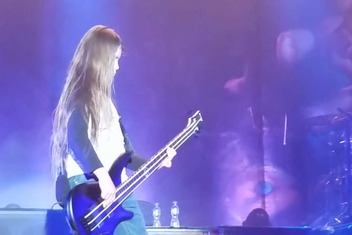 O baixista Tye Trujillo, filho de Robert Trujillo (do Metallica), em vídeo de show com o Korn na Colômbia
