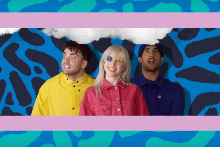 Paramore no clipe de "Hard Times"