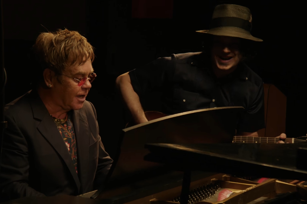 Jack White e Elton John em cena do trailer da série documental (e filme de acompanhamento) American Epic
