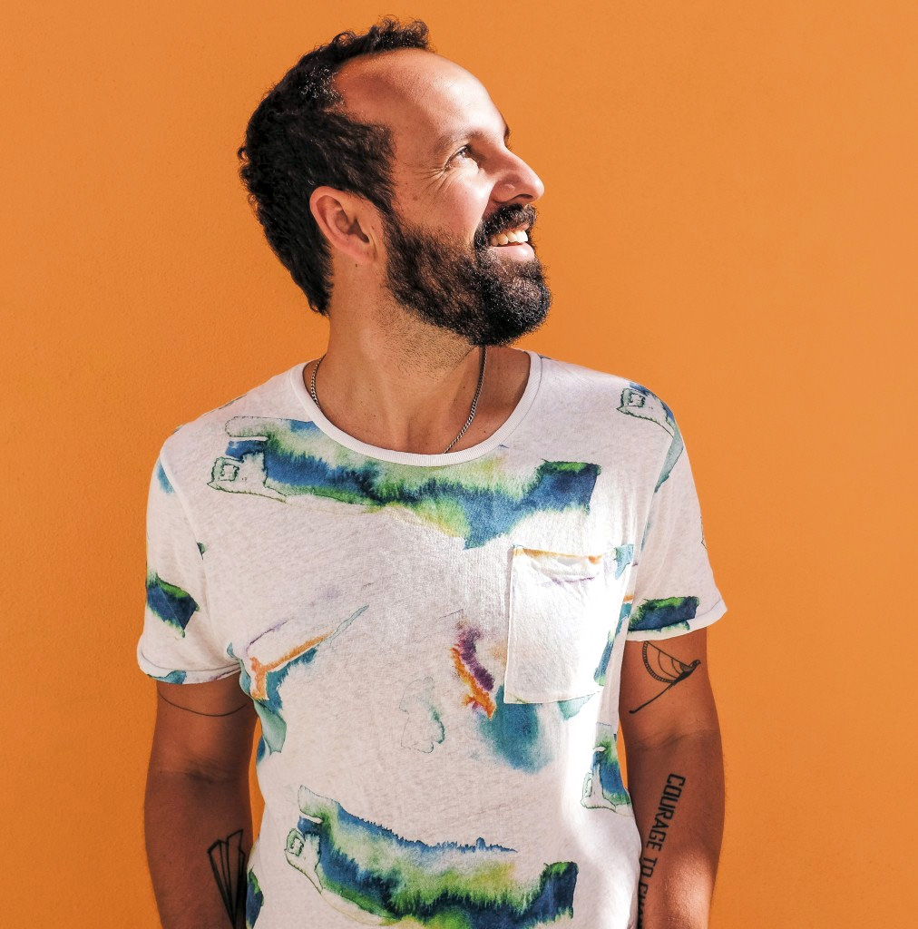 Opostos Complementares  Momo lança canções mais alegres, mas ainda com um quê de melancolia