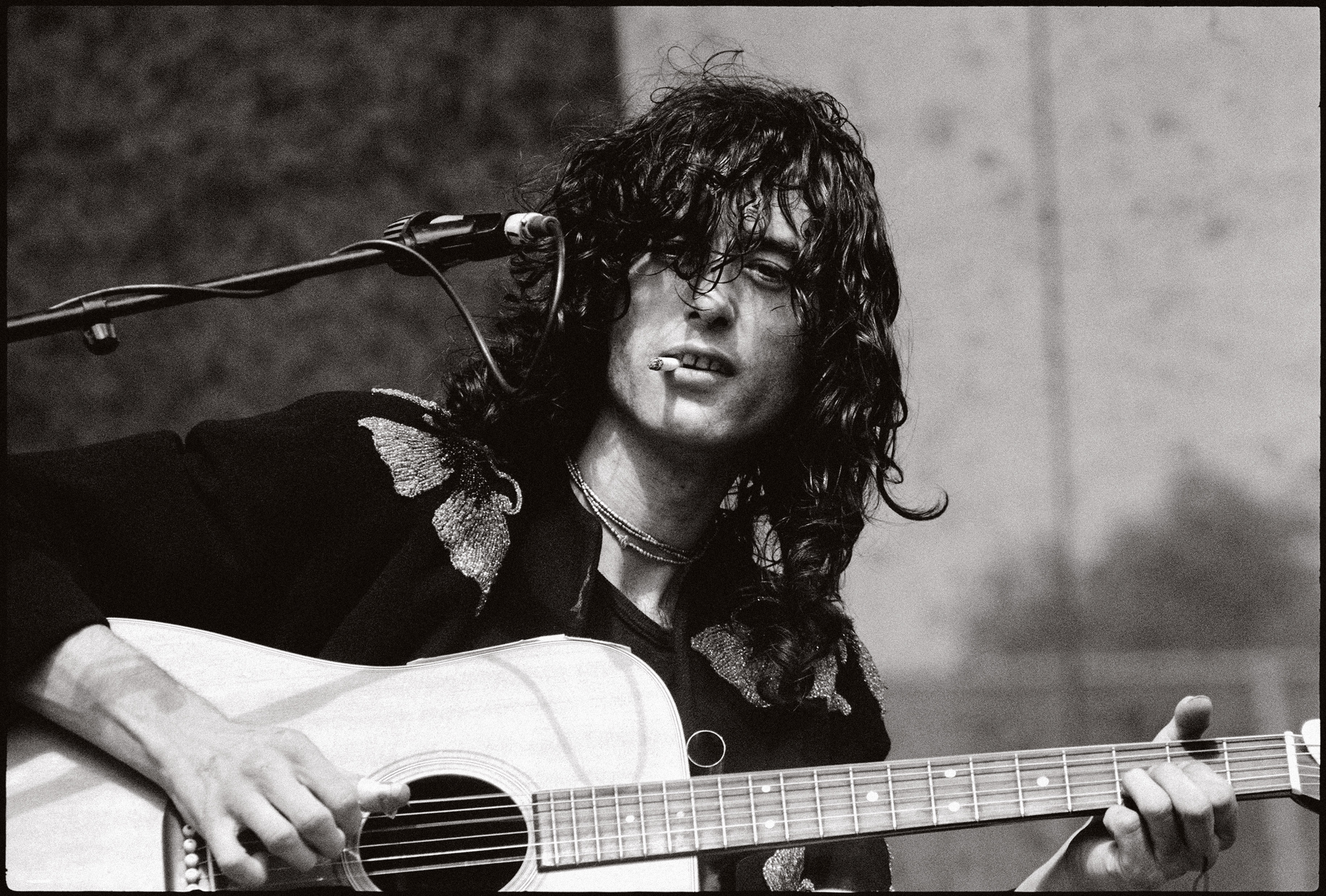 Pausa no Peso  Jimmy Page em 1977, durante apresentação do Led Zeppelin no festival Day on the Green, em Oakland, Califórnia. “Naquela época, Jimmy não largava o cigarro”, recorda Michael Zagaris