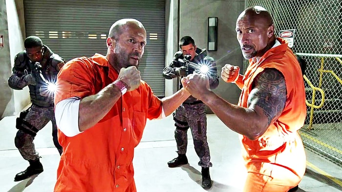 O agente federal Luke Hobbs (Dwayne “The Rock” Johnson) e o ex-vilão Decker Shaw (Jason Statham) em Velozes e Furiosos 8