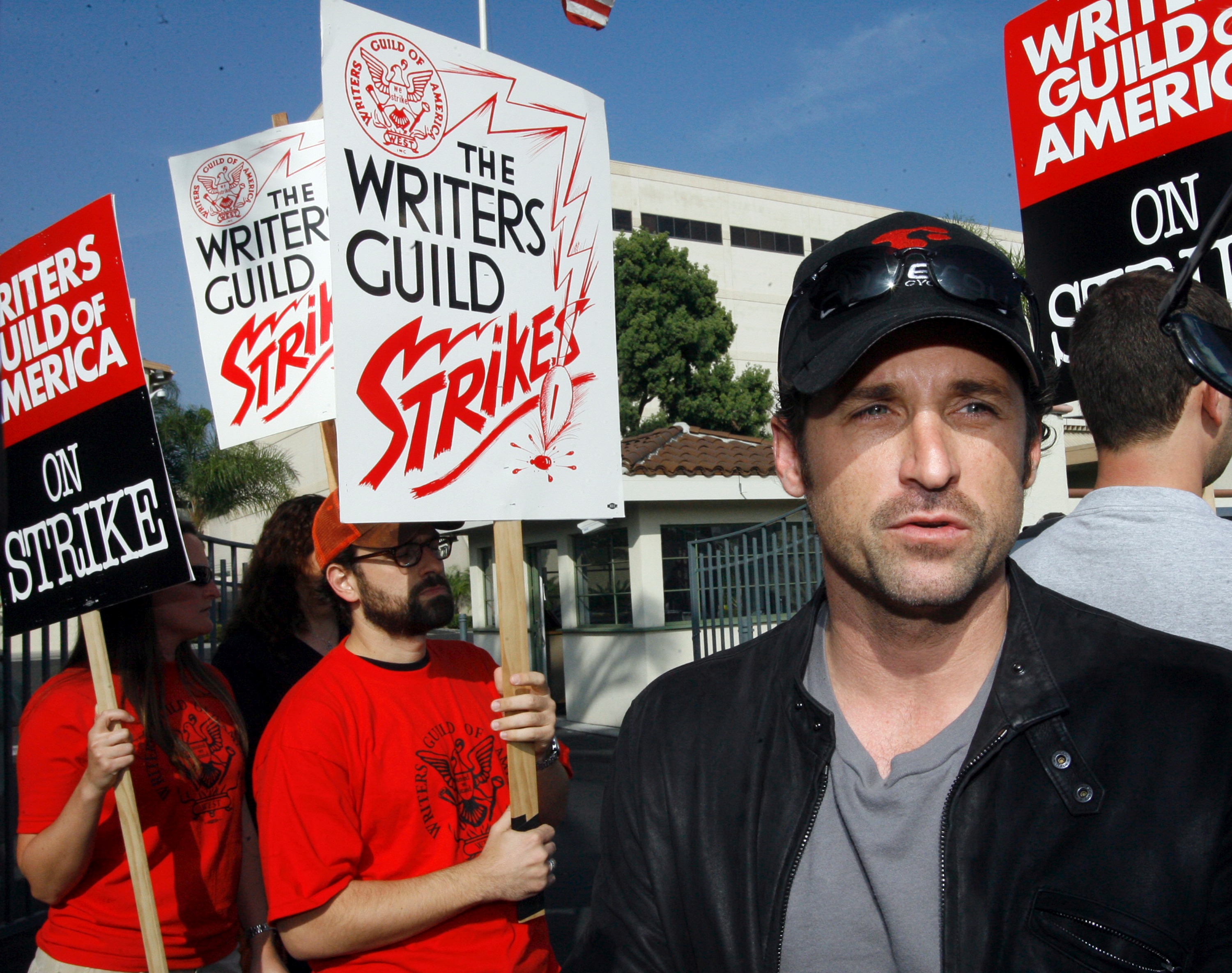 O ator Patrick Dempsey durante manifestação dos roteiristas de Hollywood, em 2007.