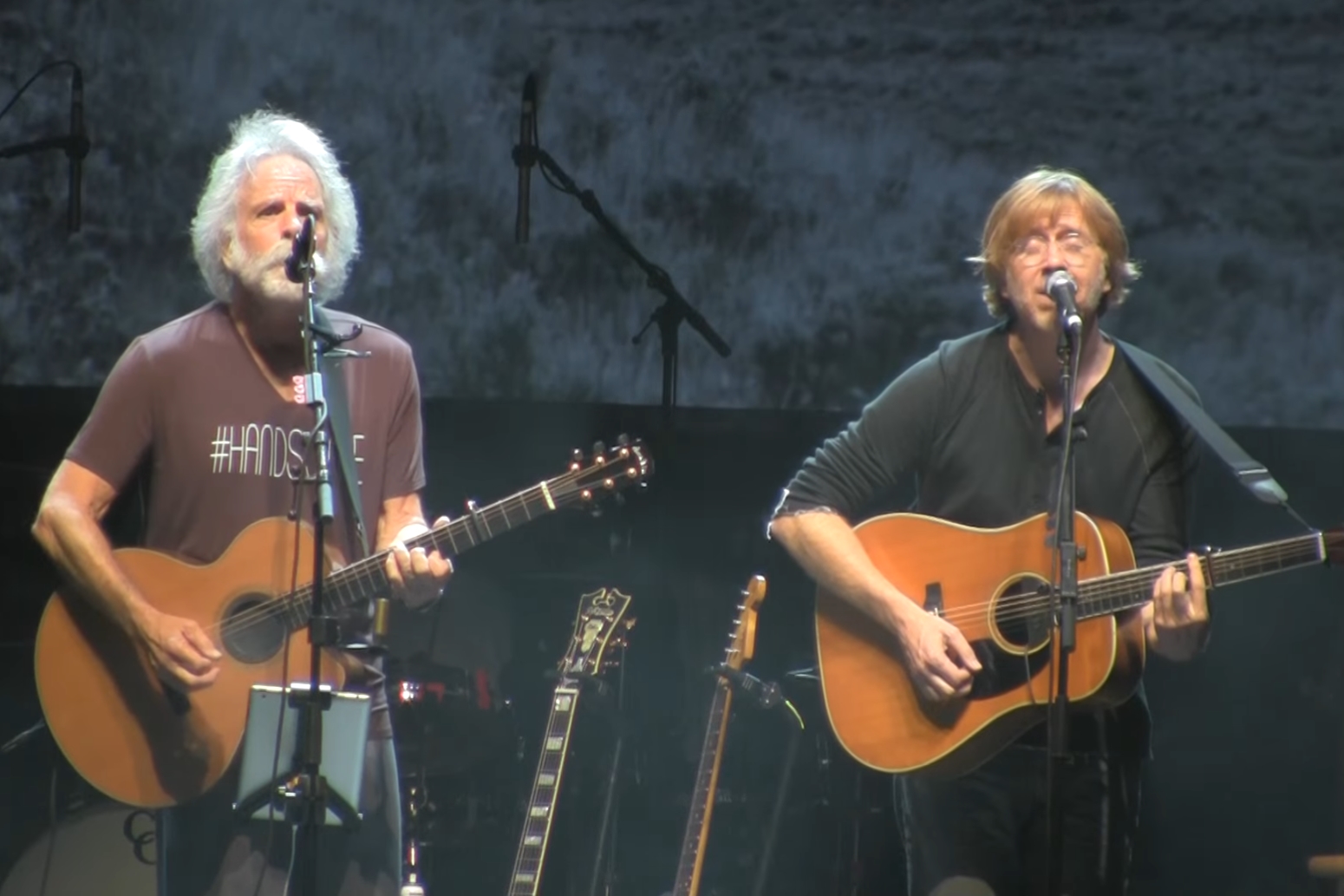 Bob Weir, do Grateful Dead, e Trey Anastasio, do Phish, em vídeo de show na Flórida, Estados Unidos