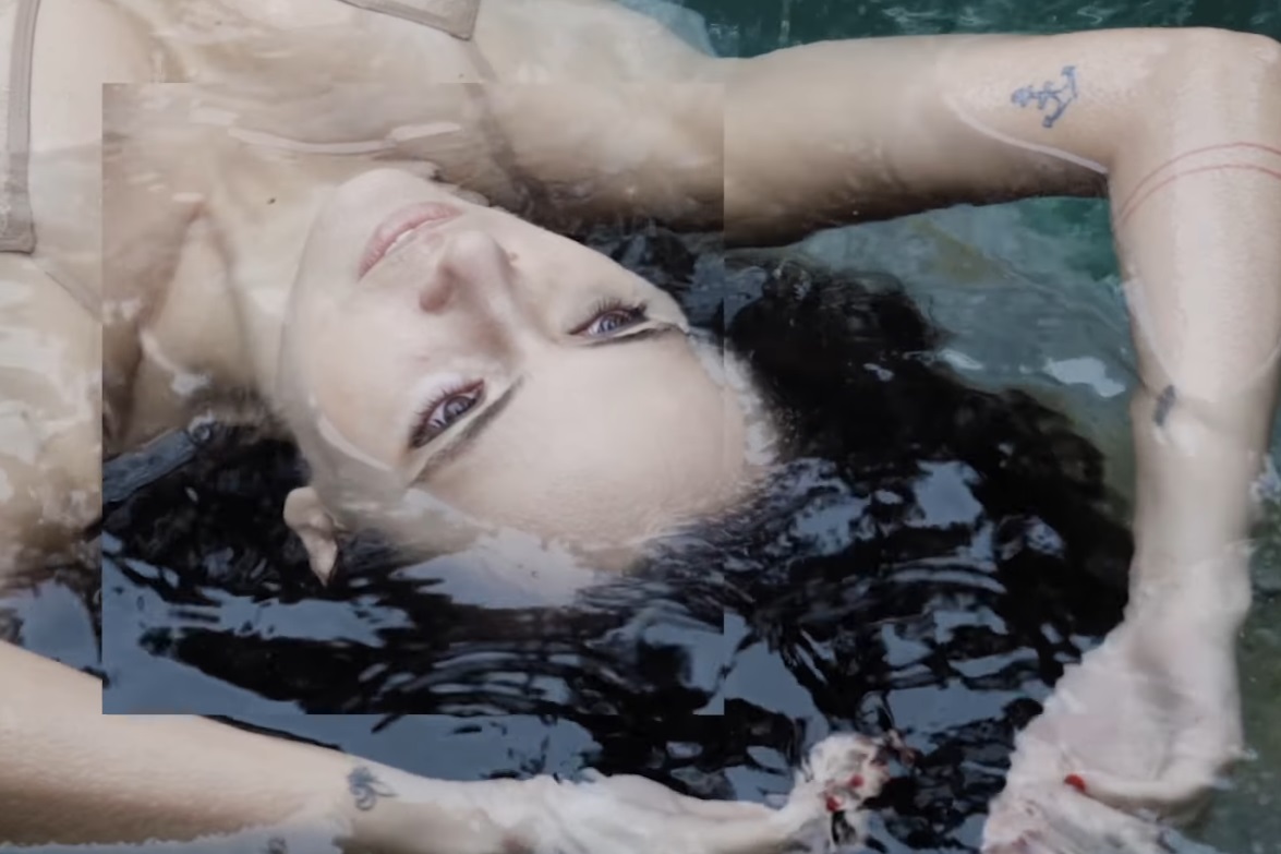 Tiê em cena do teaser de "Mexeu Comigo".