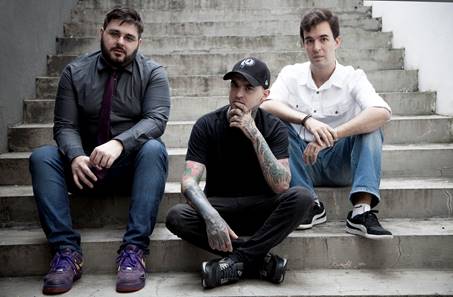 Gus Lanzetta, PC Siqueira e Nigel Goodman, os apresentadores do podcast Papo Torto