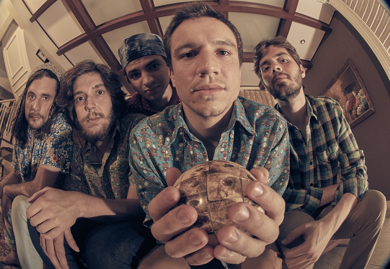 O quinteto goiano de rock Peixefante: Luique (baixo e voz), Lipito Melo (teclados, violão e voz), Arthur Ornelas (teclados, guitarras e voz), Enzo Sprung (bateria e voz) e Walter Navarrete (guitarras)