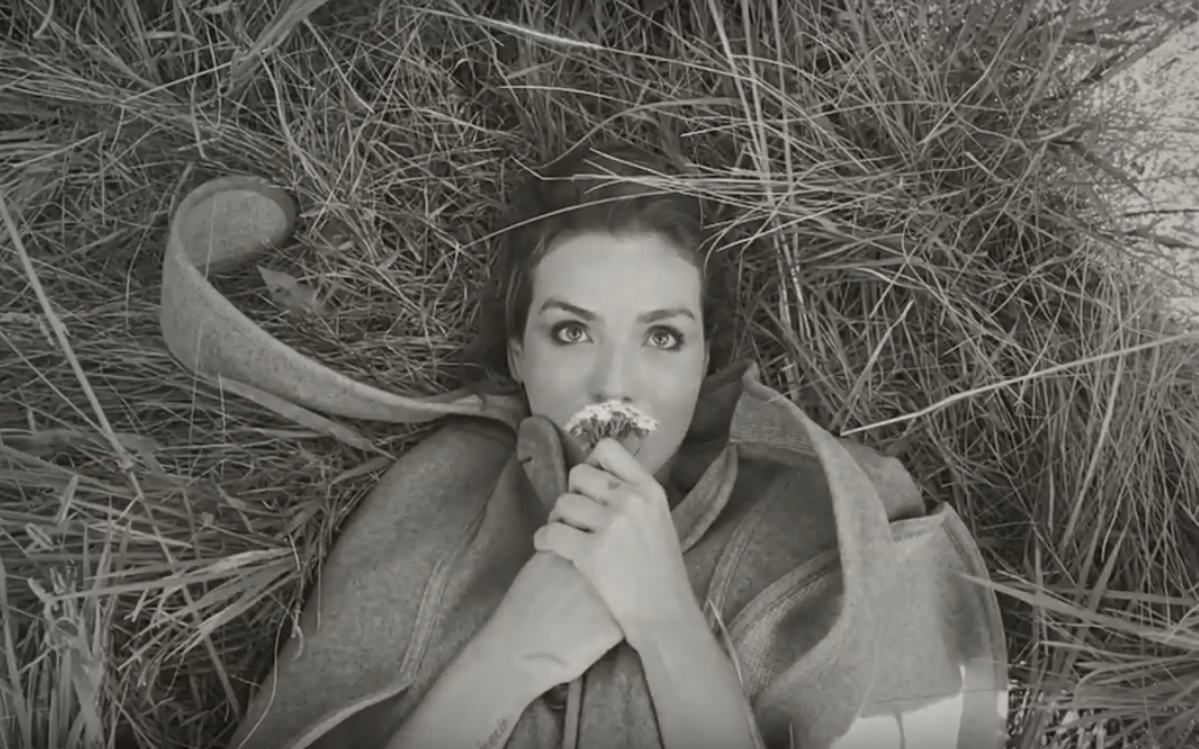 Cena do clipe de "Tied In High Tide”, da banda Watch Out For The Hounds