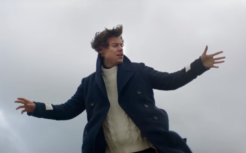 Harry Styles no clipe de "Sign of the Times"
