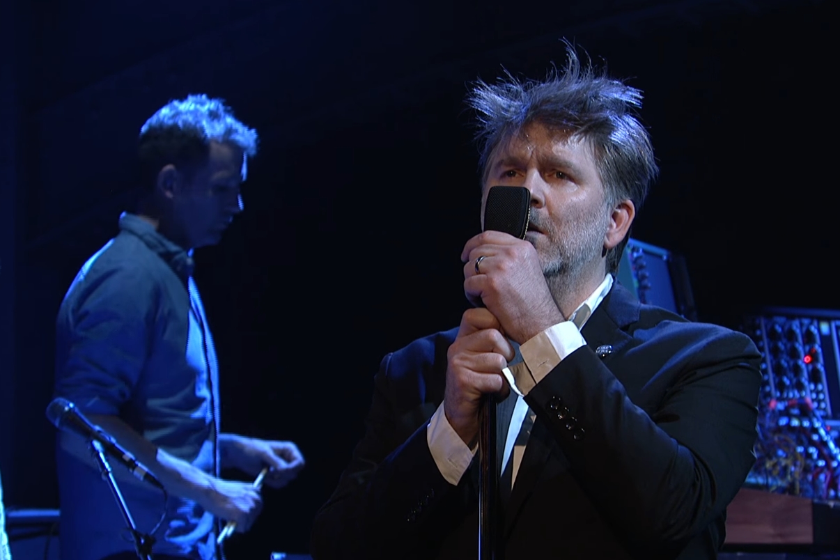 James Murphy à frente do LCD Soundsystem no Saturday Night Live