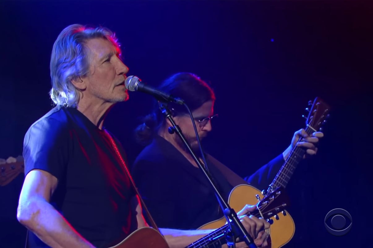 Roger Waters durante performance no programa norte-americano The Late Show