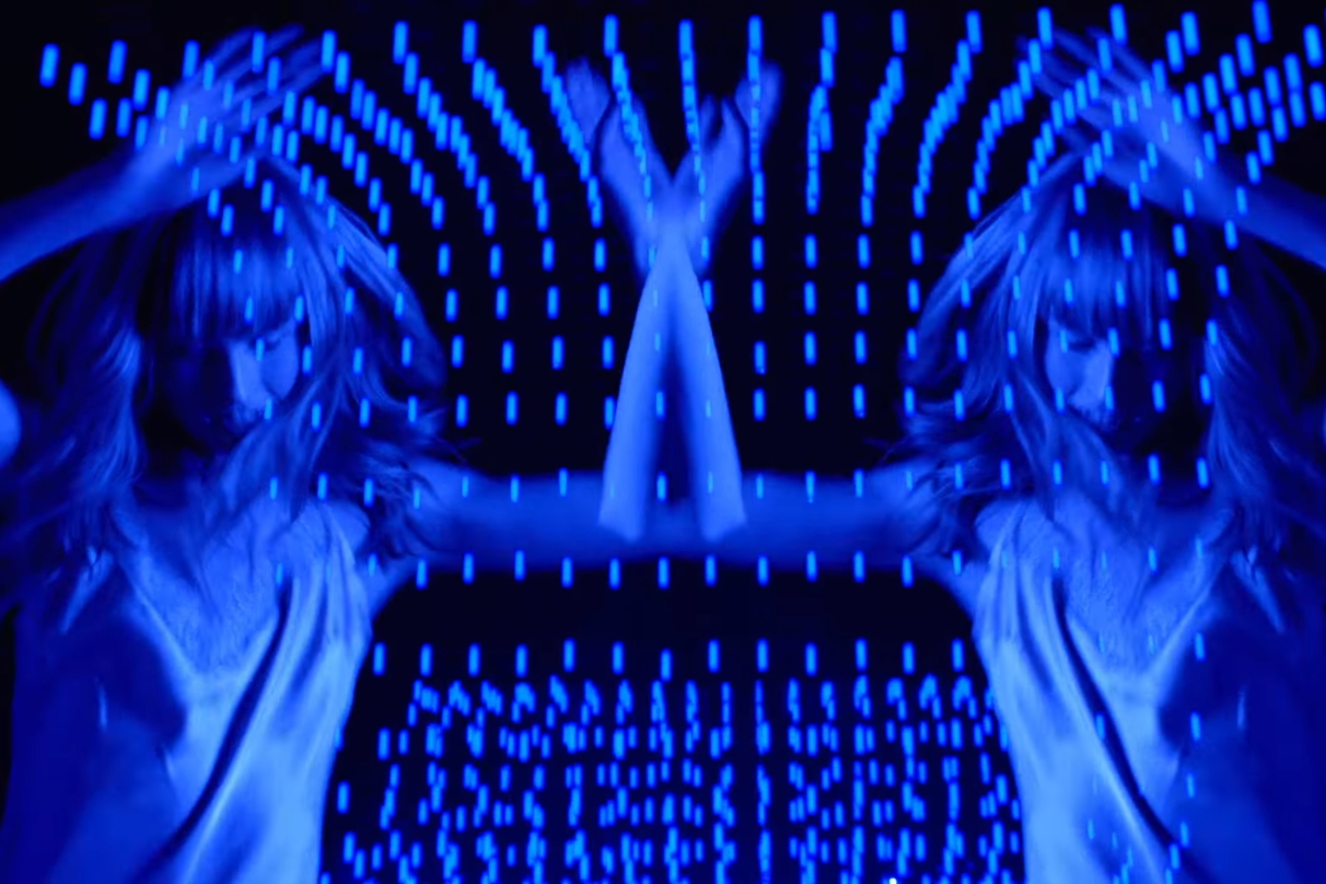 Cena do clipe de “Goodbye Angels”, do Red Hot Chili Peppers