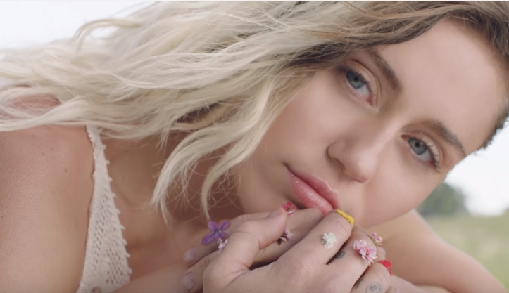 Miley Cyrus no clipe de "Malibu"