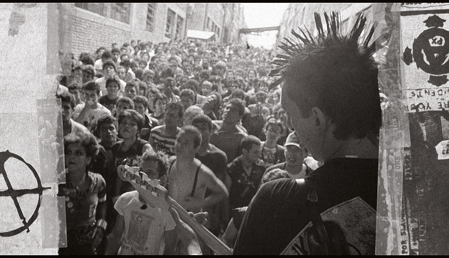 Faça você mesmo  Um flagrante do icônico Festival O Começo do Fim do Mundo, ocorrido em 1982. Para divulgar o movimento, os punks recorriam a fanzines e flyers