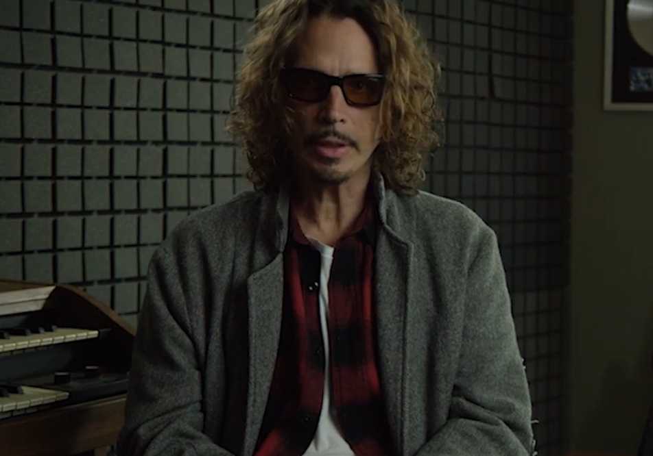 Chris Cornell, do Soundgarden, em vídeo sobre a participação na trilha sonora do filme Vida de Solteiro (1992)