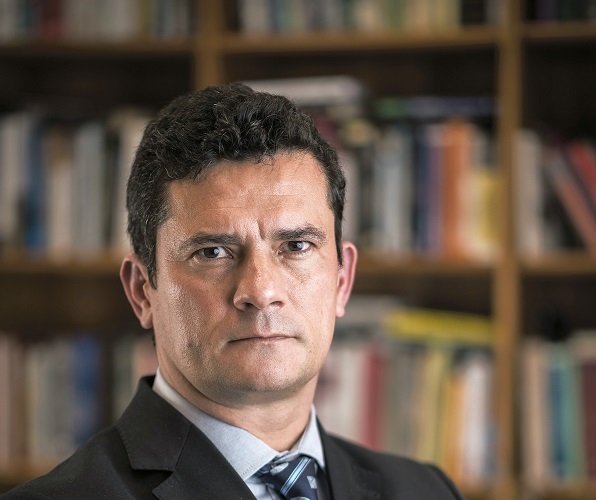 Mãos à ObraMoro em março de 2017, fotografado em sua sala de trabalho em Curitiba