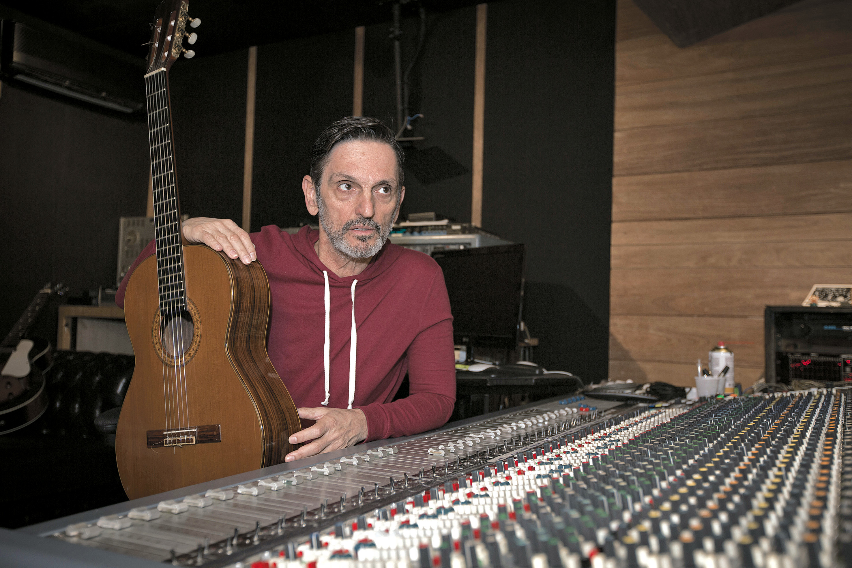 Nas seis cordas  Miklos começou a pensar nas canções a partir do violão