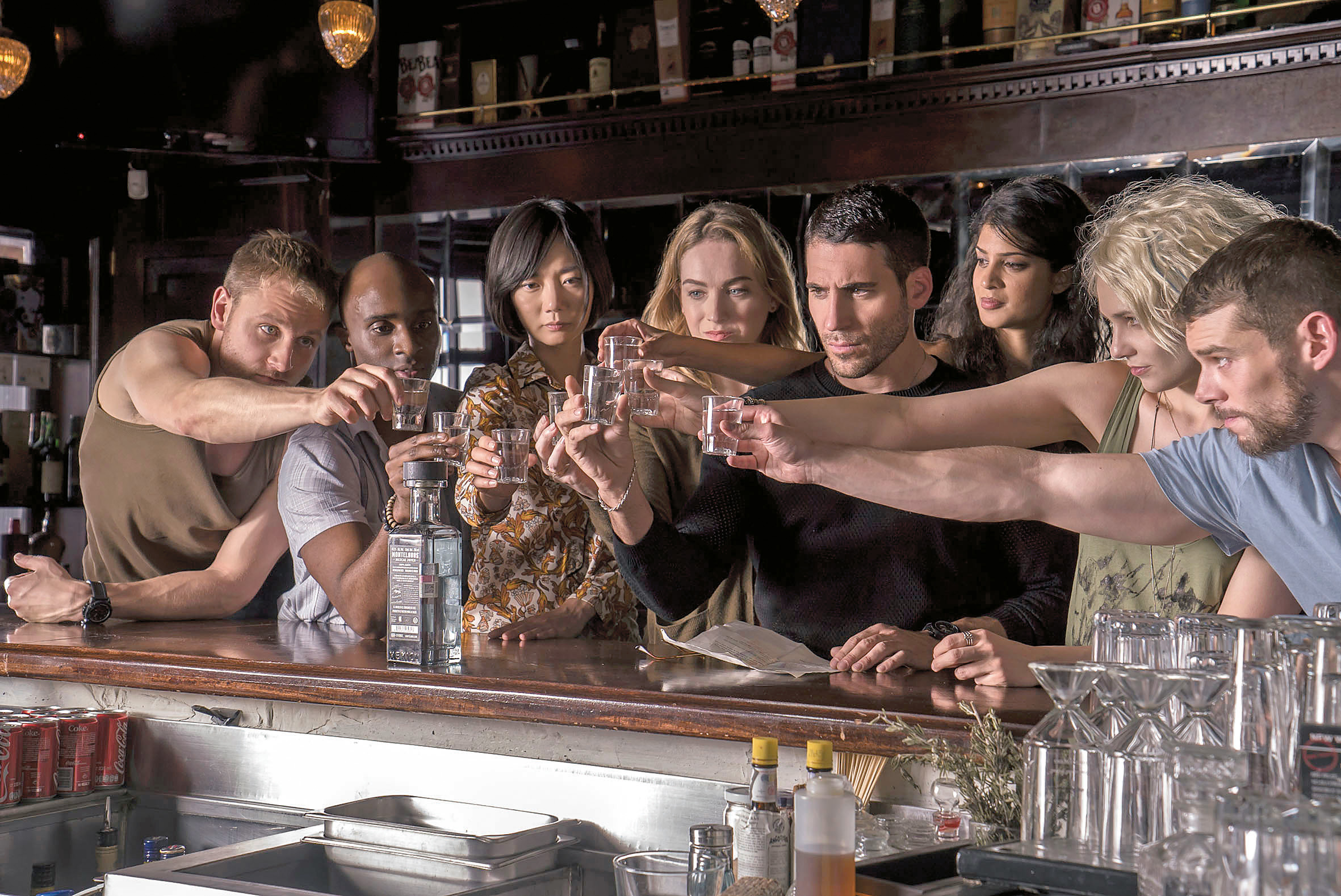 Um brinde!  Mais esclarecidos e coesos, os oito sensates agora têm uma capacidade maior de ajudar uns aos outros