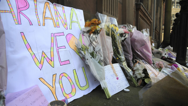 Tributos às vítimas do show do ataque terrorista ocorrido no show da cantora Ariana Grande em Manchester, na Inglaterra, em 23 de maio de 2017. As homenagens foram colocadas na praça St. Ann.