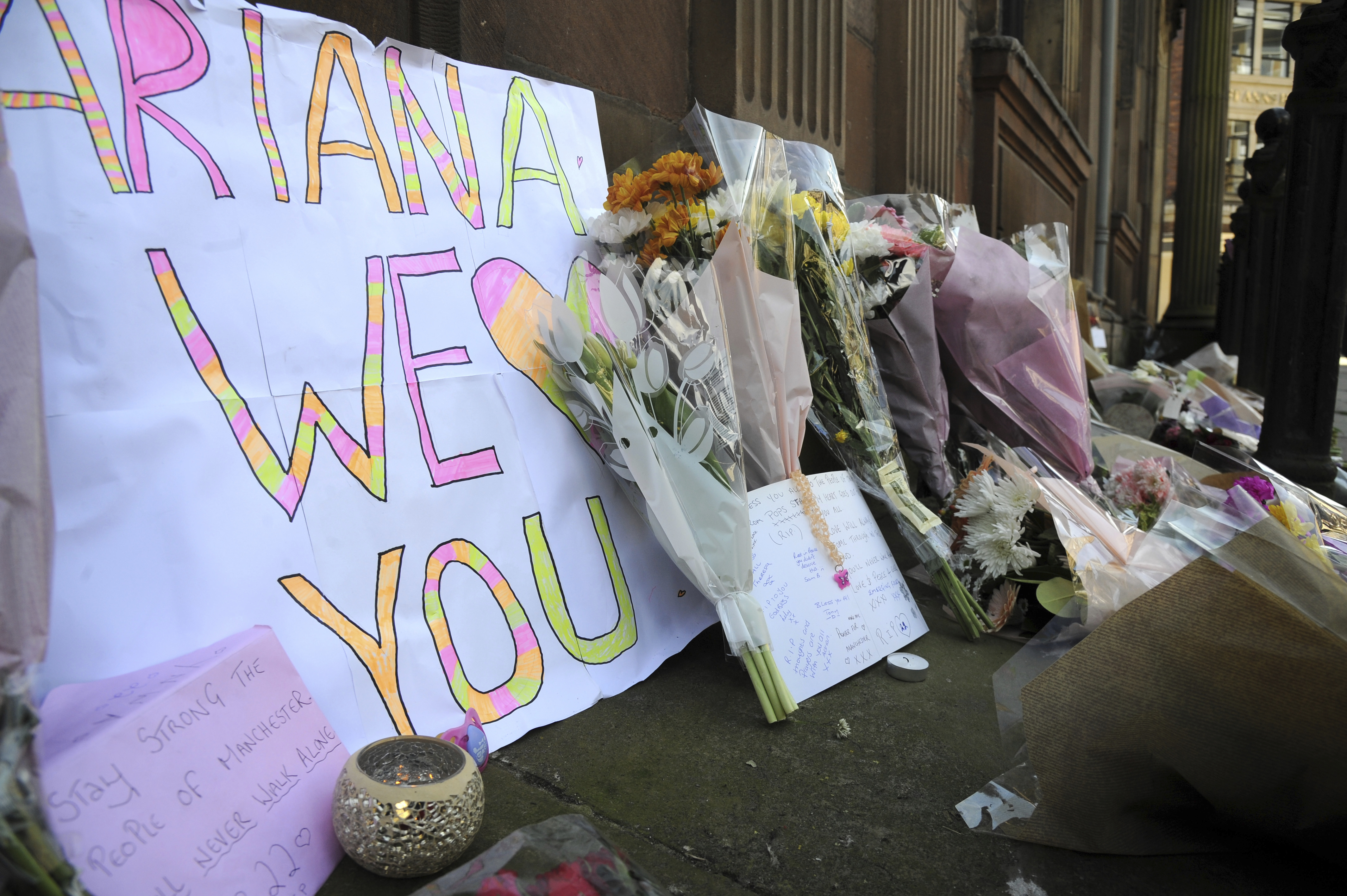 Tributos às vítimas do show do ataque terrorista ocorrido no show da cantora Ariana Grande em Manchester, na Inglaterra, em 23 de maio de 2017. As homenagens foram colocadas na praça St. Ann.