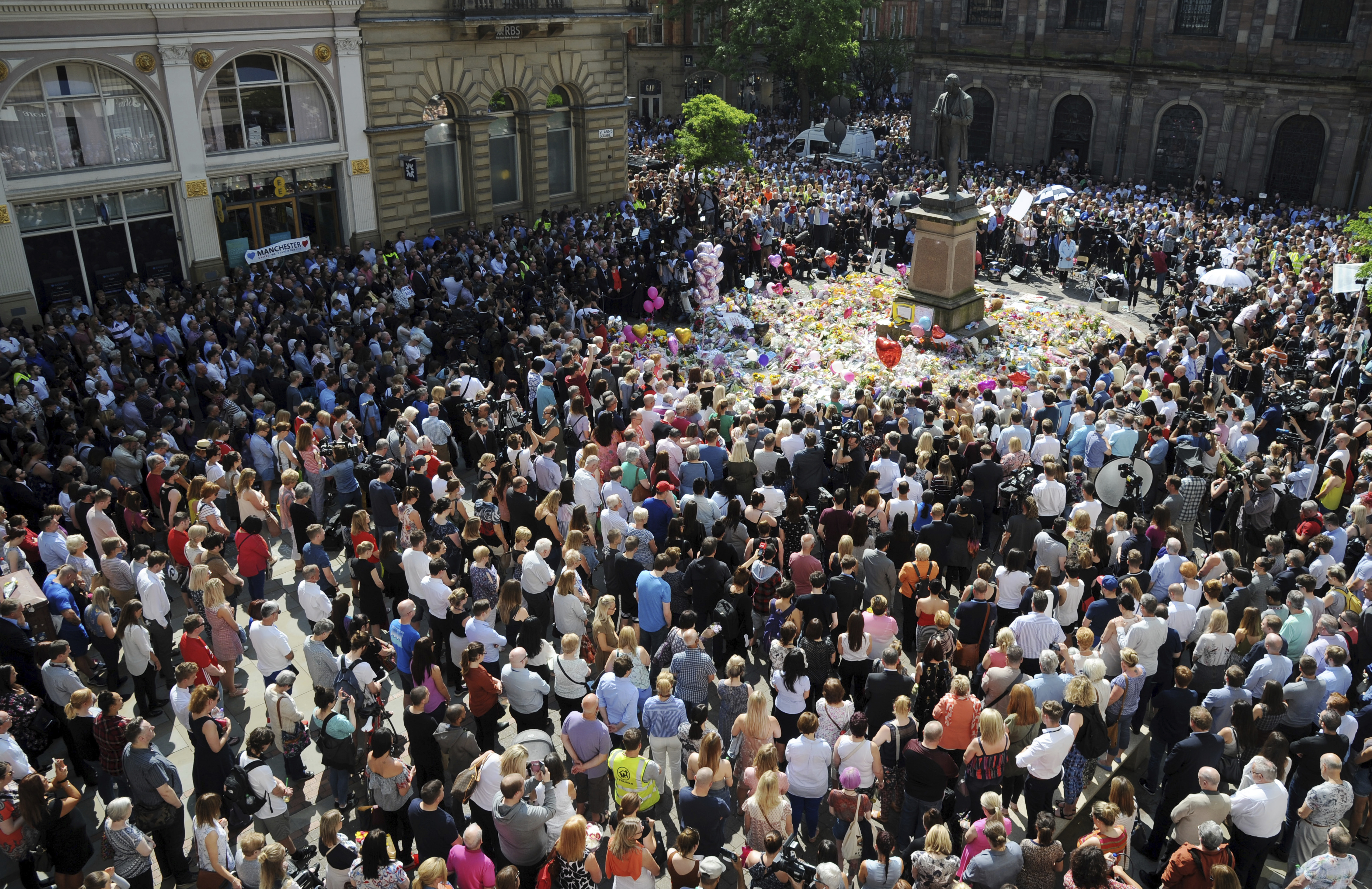 Multidão se reúne na praça St. Ann, em Manchester, para um minuto de silêncio em homenagem às vítimas do atentado terrorista que ocorreu na Manchester Arena, no dia 22 de maio, após show da cantora Ariana Grande