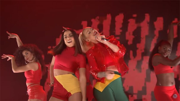Anitta e Iggy Azalea em performance no programa The Tonight Show