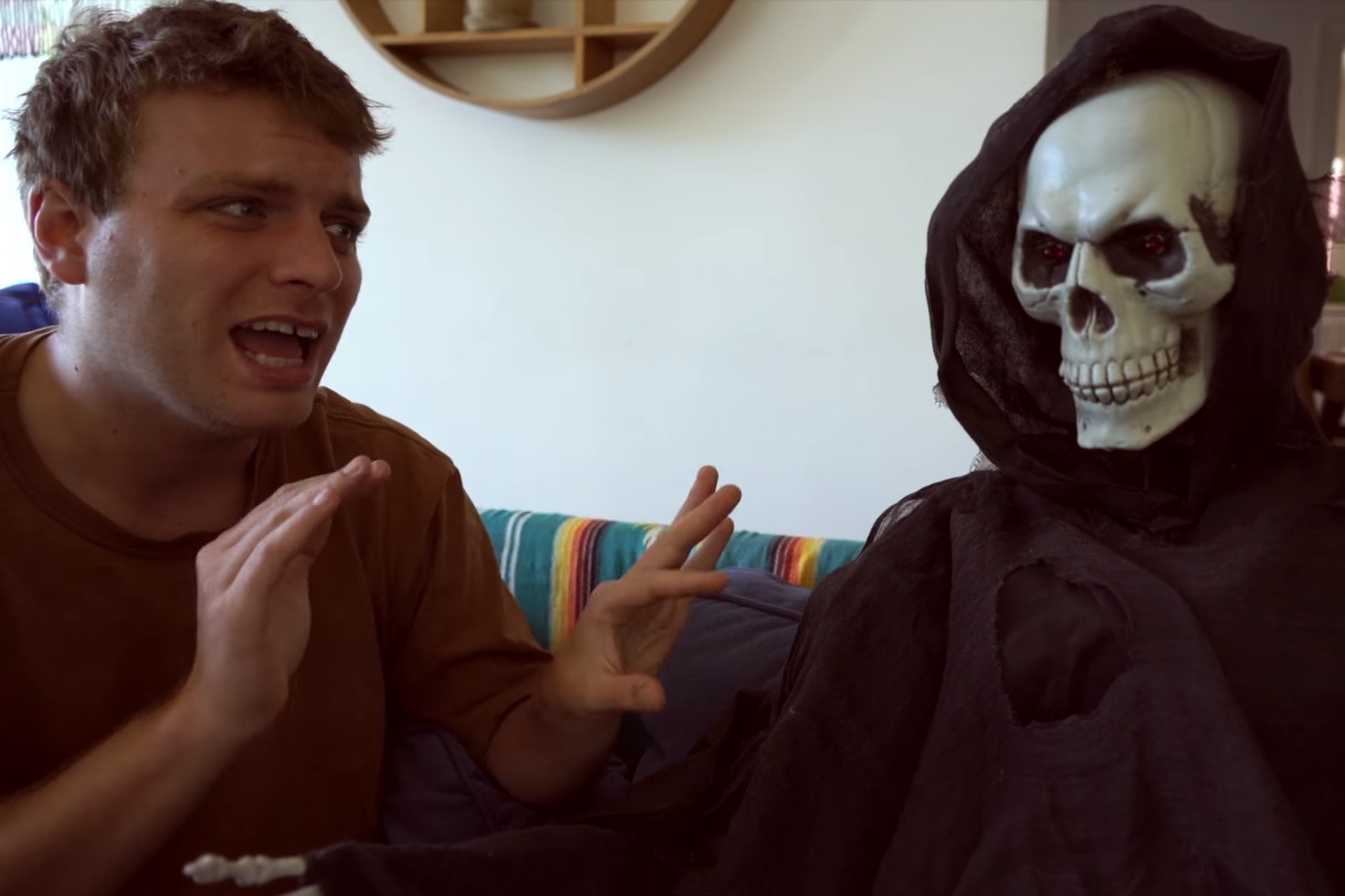 Mac DeMarco em cena do clipe de "One Another", do disco This Old Dog (2017)