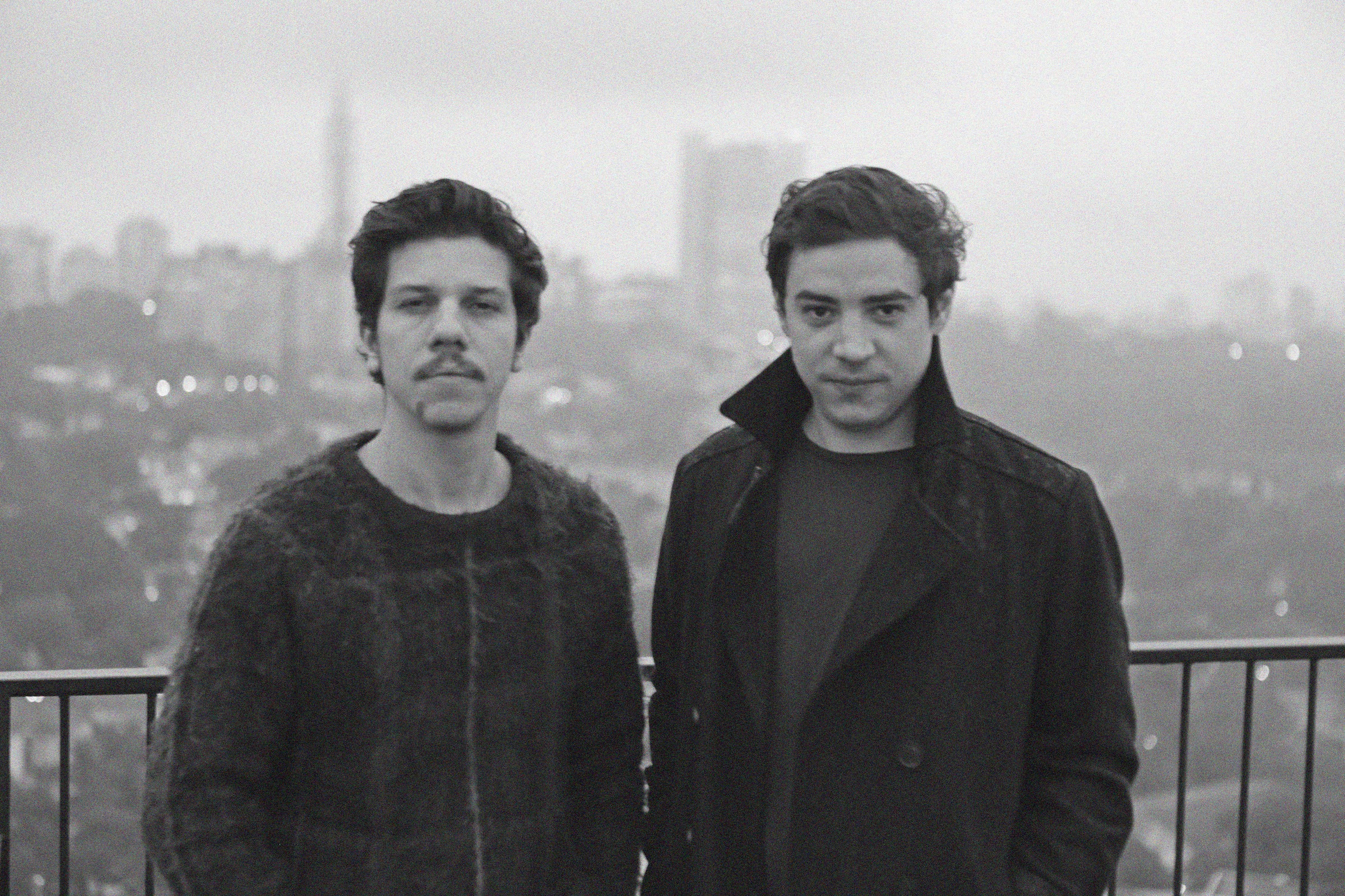 Eduardo Praça (ex-Quarto Negro), no projeto Apeles, ao lado de Helio Flanders (Vanguart)