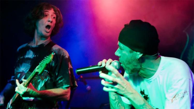 O guitarrista Karl Franz Hummel e o vocalista Eduardo Scott, ex-integrantes da banda Camisa de Vênus