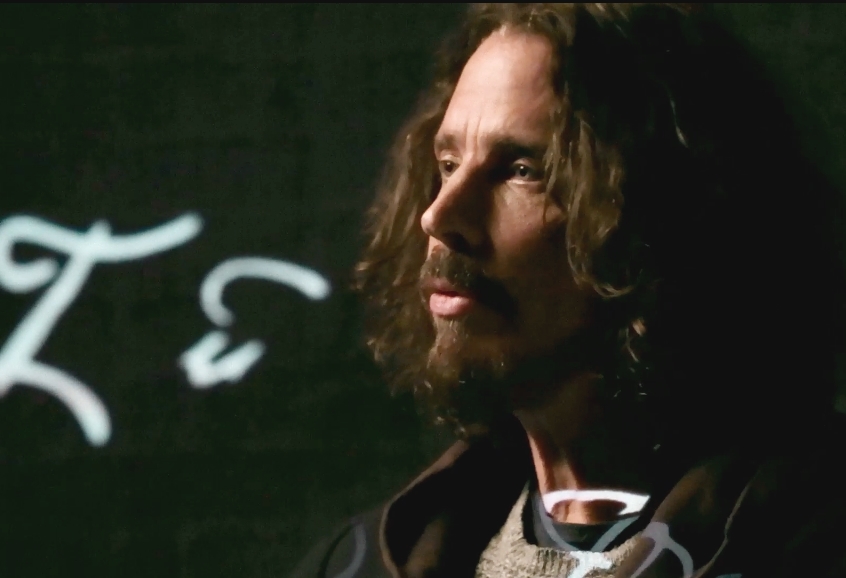 Chris Cornell em cena do videoclipe de "The Promise"
