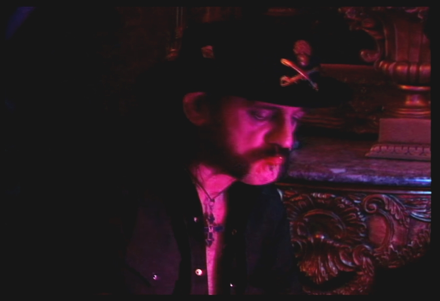 Lemmy Kilmister em cena do filme Sunset Society