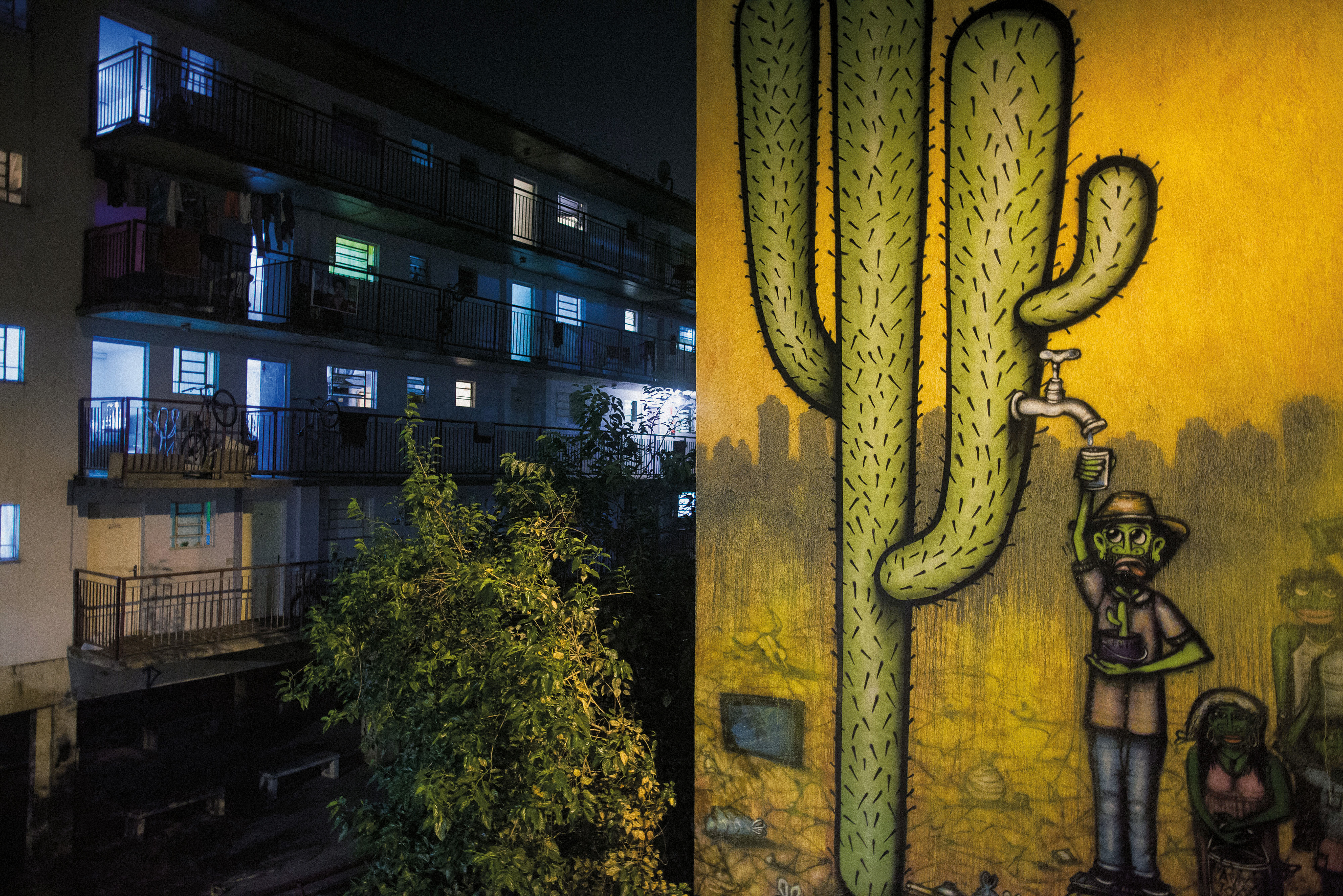 Engajado  Pintura de Mundano no conjunto habitacional Parque do Gato, em São Paulo, em 2014