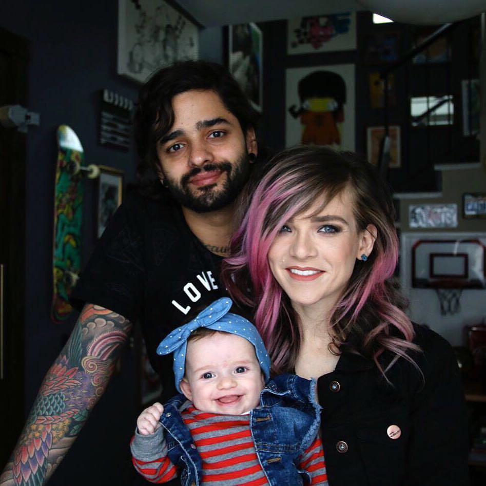 Lucas Silveira e Karen Jonz com a filha, Sky