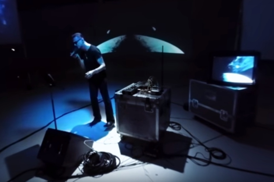 Cena do clipe "Going Backwards", do Depeche Mode