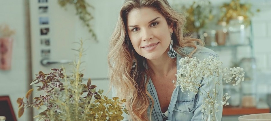 Alana Rox assina linha de bolsas térmicas com a Pacco