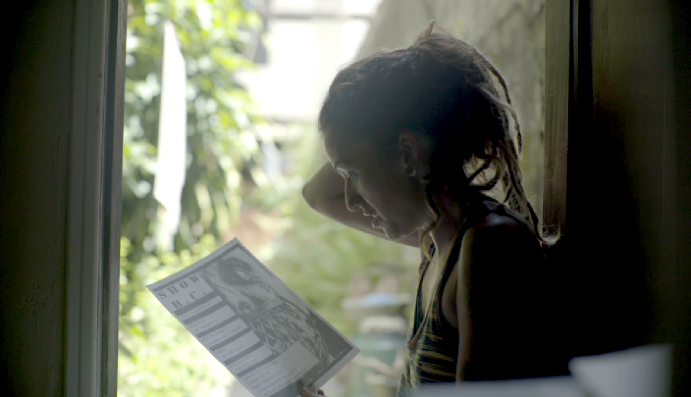 Cena do documentário Faça Você Mesma, sobre a cena riot grrrl brasileira