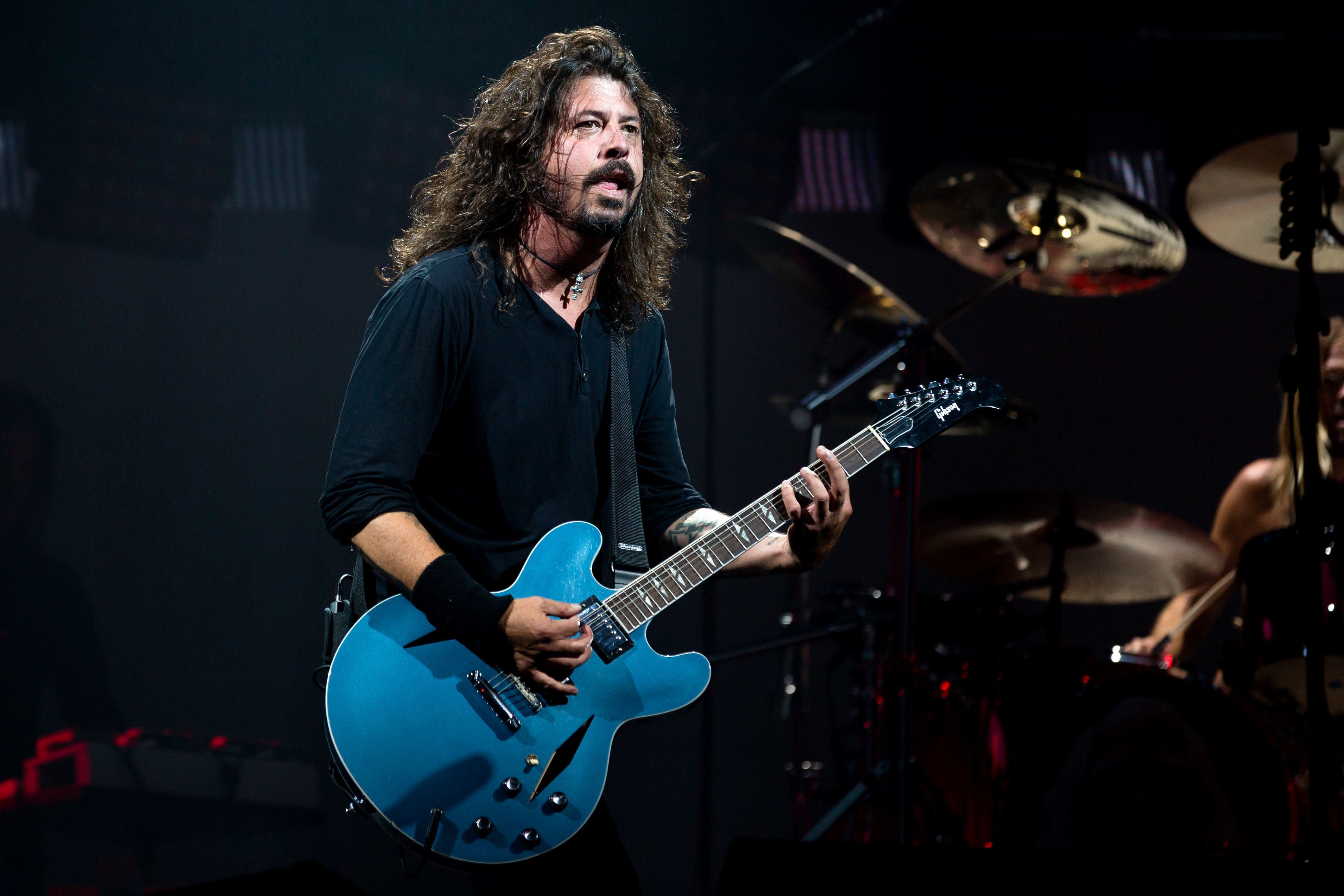 Dave Grohl à frente do Foo Fighters durante show da banda no festival Glastonbury de 2017