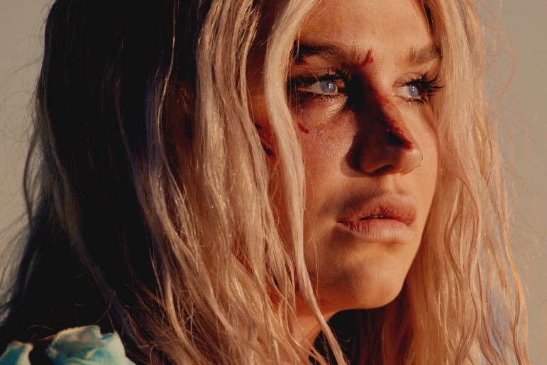 Kesha no clipe de "Praying"