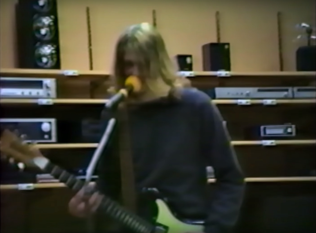 Kurt Cobain em cena de vídeo raro do Nirvana em 1988