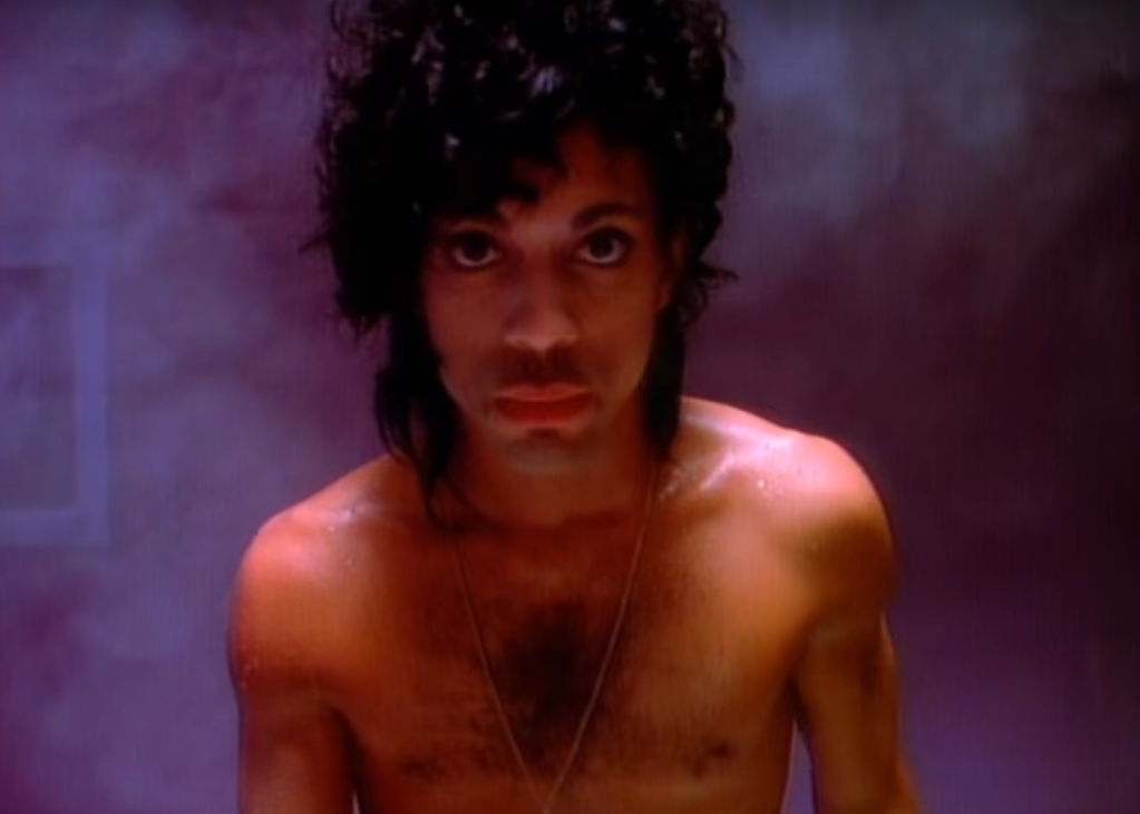 Cena do clipe de "When Doves Cry", do Prince
