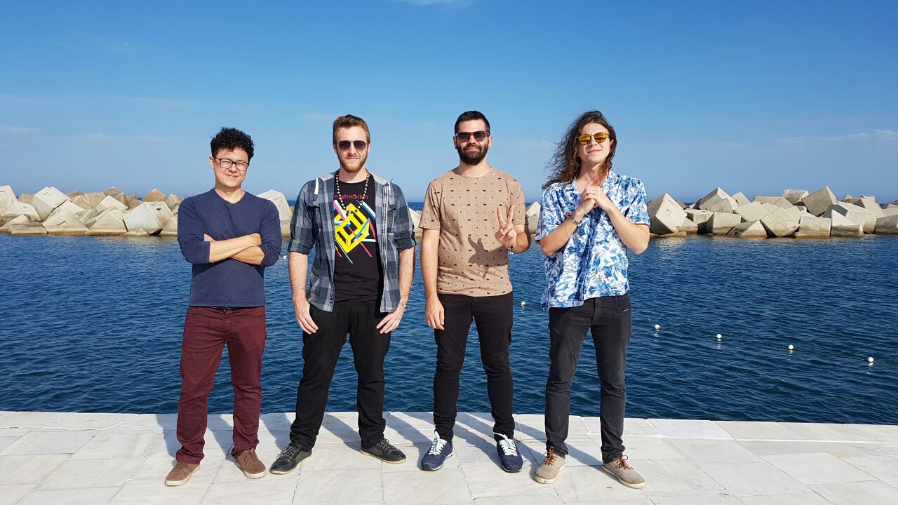 Integrantes do Aeromoças e Tenistas Russas à beira do Mar Mediterrâneo, antes do show no Primavera Sound 2017, em Barcelona, Espanha