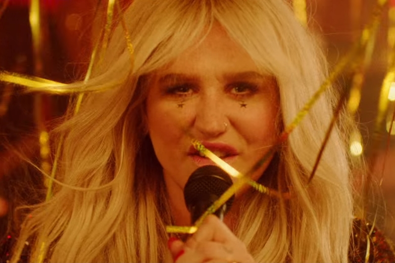 Kesha em cena do clipe de “Woman”