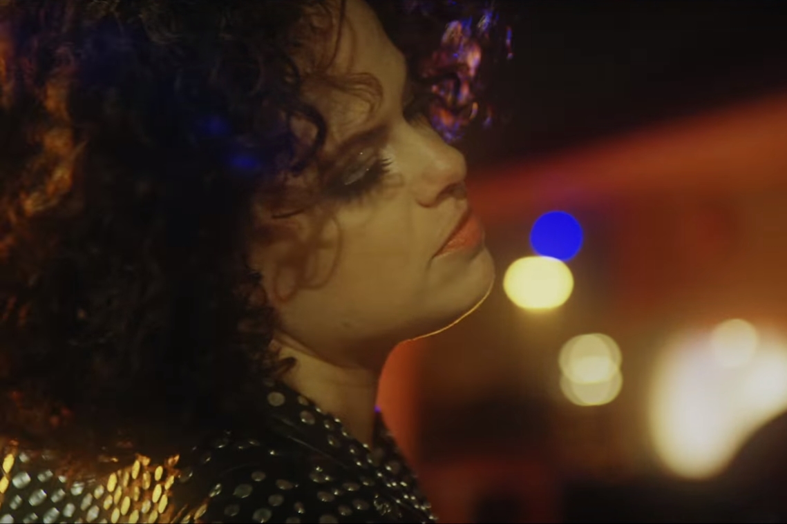 Régine Chassagne em cena do clipe de “Electric Blue”, faixa de Everything Now, disco do Arcade Fire
