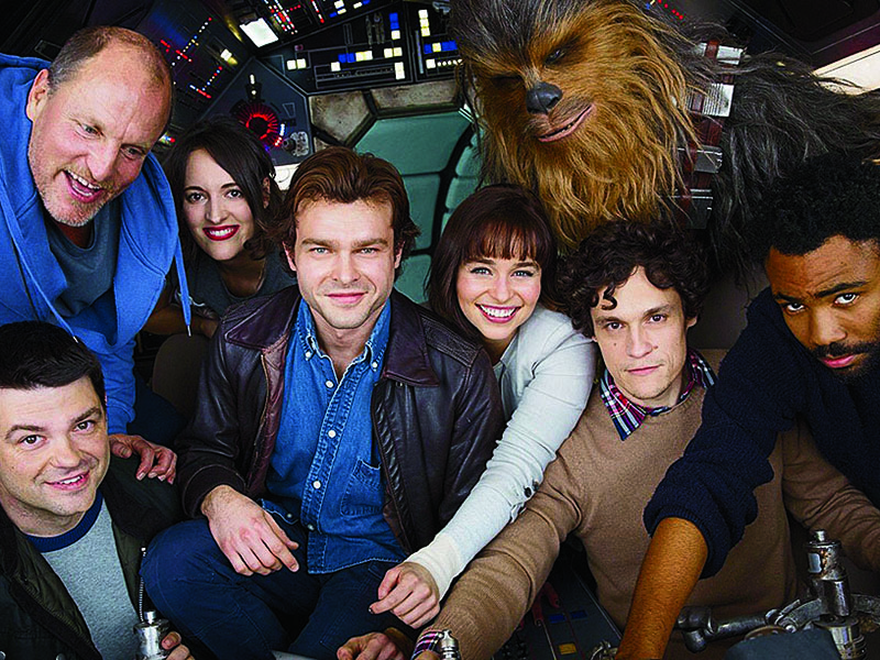 Futura Majestade?   Com Woody Harrelson (à esq.) e o elenco do spin-off de Star Wars focado na história de Han Solo