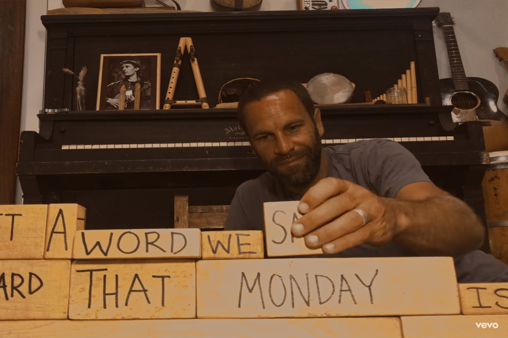 Jack Johnson no clipe de "My Mind Is for Sale"