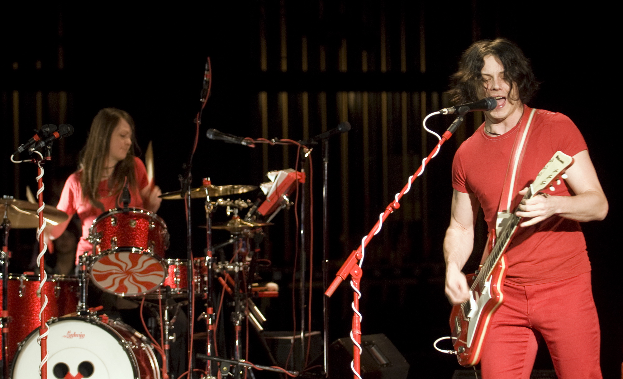 Jack e Meg White durante show do White Stripes durante show no Canadá, em 2005
